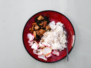 Sebze, tofu, kraker ve beyaz pirinç menüsü olan kahvaltı.