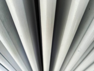 Çizgili beyaz kapı tasarımı