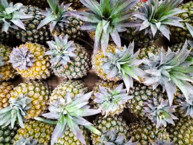 Meyve rafında ananas sıraları