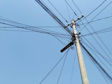 Bir sürü elektrik hattı olan elektrik direkleri.