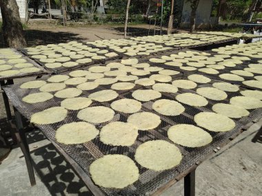 Bambu kabında kurutulmuş krakerler.