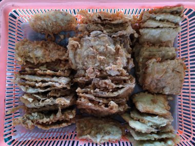 Plastik bir kabın içinde kızartılmış tempeh sıraları