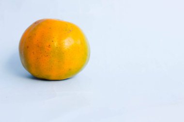 beyaz arkaplanda portakal meyvesi