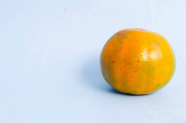 beyaz arkaplanda portakal meyvesi