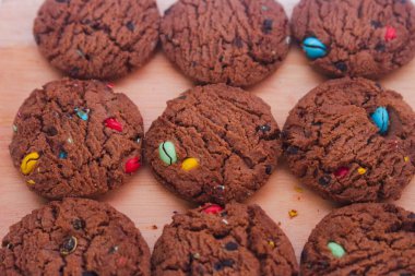 Yuvarlak şekilli çikolatalı bisküvi.