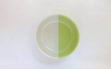 Beyaz arkaplanda boş seramik kase