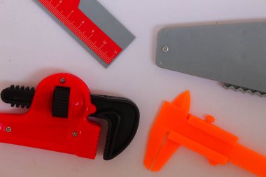 Beyaz zemin üzerinde çeşitli marangozluk araçları şekilleri