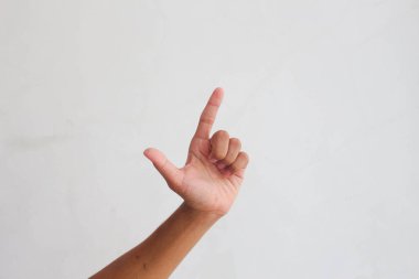 Bir adamın eli parmağını kaldırır.