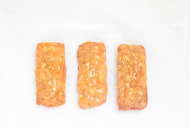 Beyaz arkaplanda kızarmış tempeh