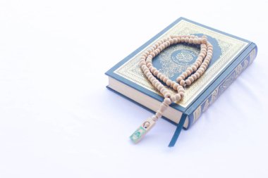 Kuran ve Kuran, müslümanlar için bir ibadettir. Beyaz bir arkaplanda