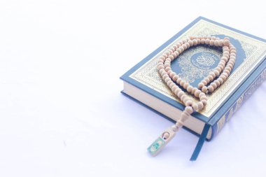 Kuran ve Kuran, müslümanlar için bir ibadettir. Beyaz bir arkaplanda