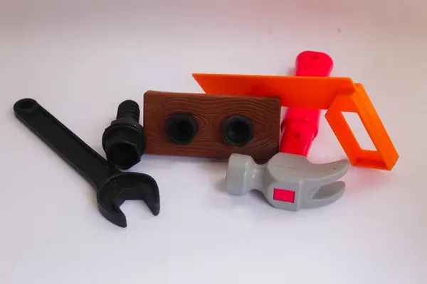 Beyaz arka planda birkaç oyuncak ustası araçları