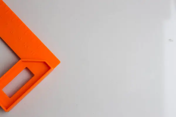 Beyaz arka planda birkaç oyuncak ustası araçları