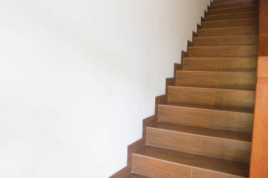 Ahşap desenli merdiven kavramı