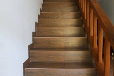 Ahşap desenli merdiven kavramı