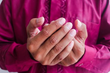 Asyalı Müslüman adamın elleri dua ediyor.