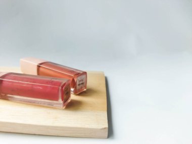 Beyaz arkaplanda makyaj araçları görüntülenir