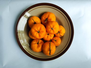 Bir tabak dolusu portakal.