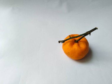 beyaz arkaplanda portakal meyvesi