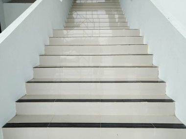 Beton merdivenler beyaz seramiklerle döşenmiş