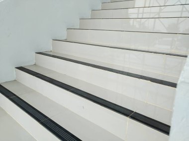 Beton merdivenler beyaz seramiklerle döşenmiş