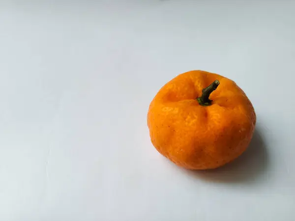 beyaz arkaplanda portakal meyvesi