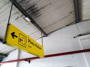 Yukarıya bir çıkış tabelası yerleştirildi