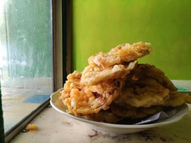 Kızarmış tempeh, tipik bir Endonezya yemeği.
