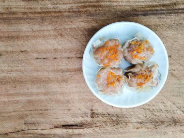 Dimsum tahta bir tahtanın üzerinde küçük bir kap içinde.