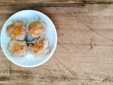 Dimsum tahta bir tahtanın üzerinde küçük bir kap içinde.
