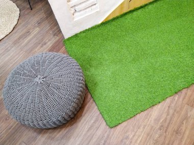 Rahatlamak için çimen motifli halı ve yastıklar