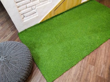 Rahatlamak için çimen motifli halı ve yastıklar