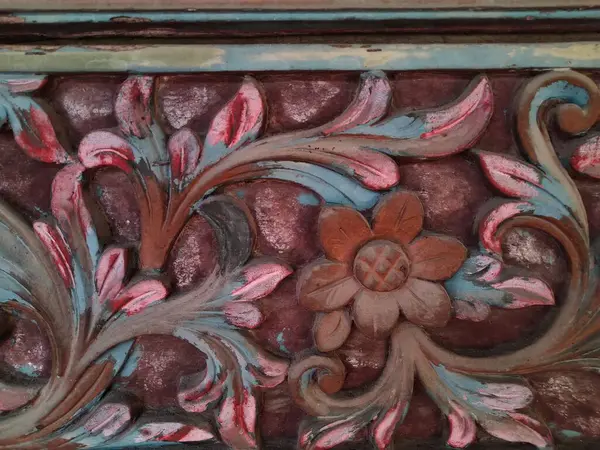 Tahtaya eşsiz oyulmuş desen