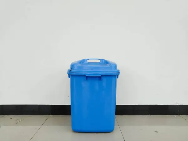 Duvarın yanına konmuş bir çöp kutusu.