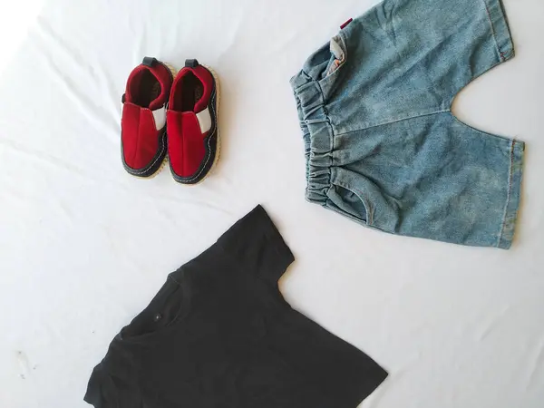 Çocuk giysi takımı pantolon, gömlek ve ayakkabılar.