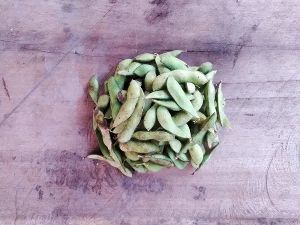 Ahşap arka planda Edamame ya da soya fasulyesi