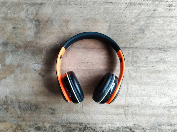 Ahşap arka planda siyah kulaklık