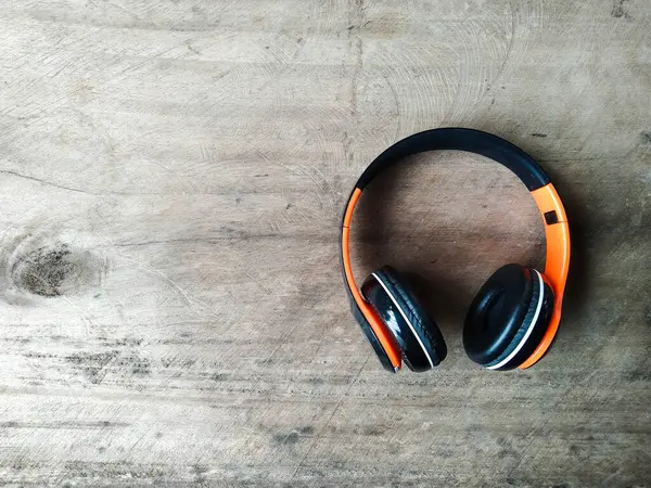 Ahşap arka planda siyah kulaklık