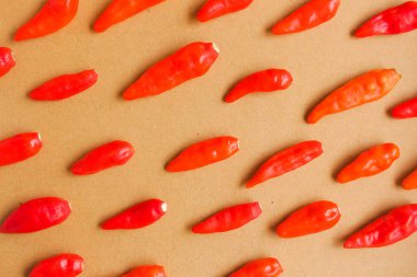 Kahverengi bir arka plan üzerinde kırmızı pul biber