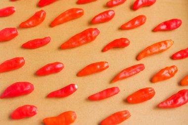 Kahverengi bir arka plan üzerinde kırmızı pul biber