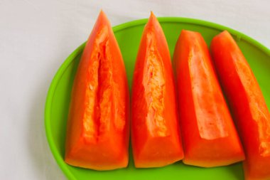 Beyaz arka planda Papaya 'dan birkaç parça
