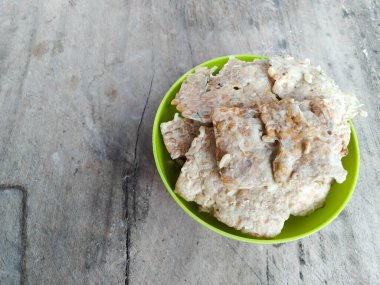 Ahşap arka planda Tempeh çipleri