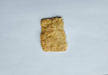 Beyaz arkaplanda Tempeh çipleri