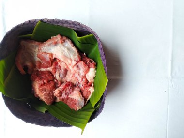 Beyaz arka planda bambu kabında sığır eti