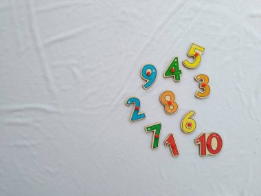 Beyaz arkaplanda renkli numara oyuncakları