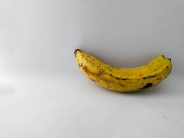 Beyaz arka planda olgun bir muz