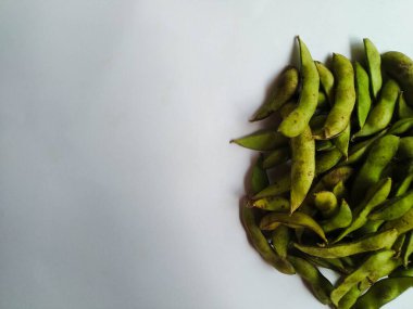 Beyaz arkaplanda Edamame ya da soya fasulyesi