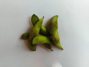 Beyaz arkaplanda Edamame ya da soya fasulyesi