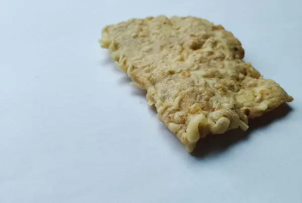 Beyaz arkaplanda Tempeh çipleri