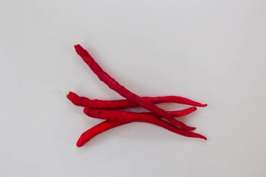 Beyaz arkaplanda uzun kırmızı biber